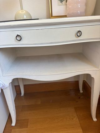 Mesita de noche blanca de madera de caoba