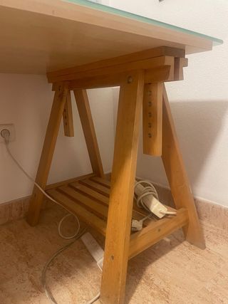 Mesa con cristal sobre caballetes