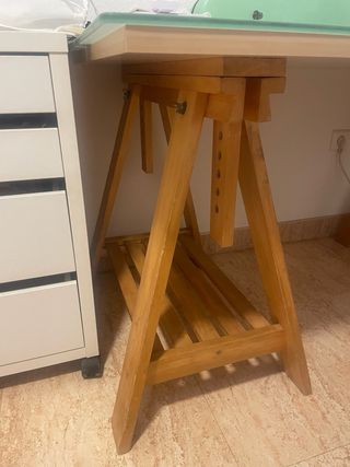 Mesa con cristal sobre caballetes