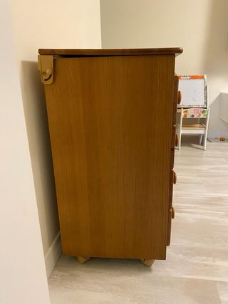 Cómoda infantil de madera con diseño de oso