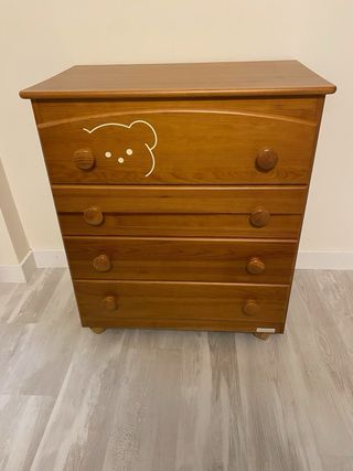 Cómoda infantil de madera con diseño de oso