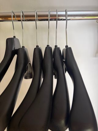 Perchas buenísimas anchas para ropa