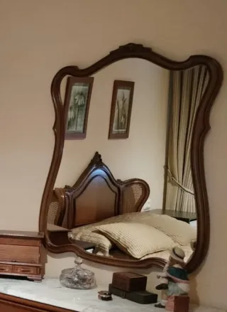 Espejo de madera con marco tallado