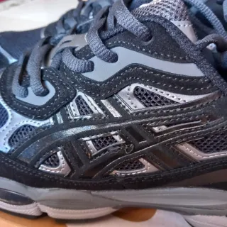 Asics Gel NYC Negras Talla 42 con caja dañada