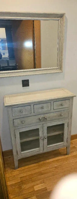 Mueble de entrada con cajones y puertas de cristal