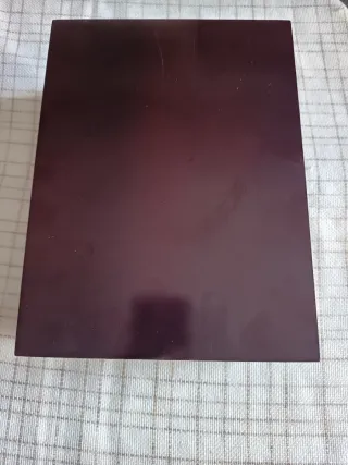 Elegante caja de madera satinada