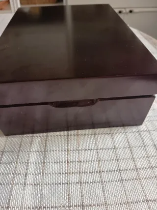 Elegante caja de madera satinada