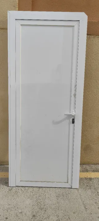 Puerta de aluminio blanca