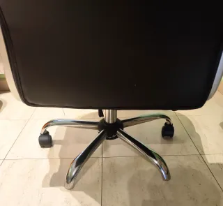 Silla de oficina ergonómica negra y gris