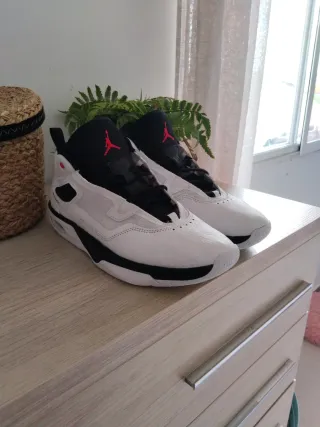 Jordan Stay Loyal 3 Blancas y Negras