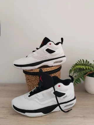 Jordan Stay Loyal 3 Blancas y Negras