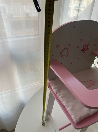 Trona de muñeca rosa con estrellas.