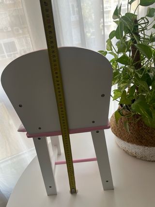 Trona de muñeca rosa con estrellas.