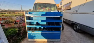 Estantería metálica azul y blanca