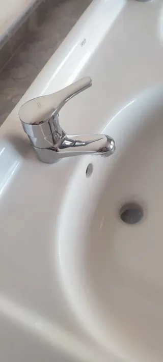 Lavabo doble Roca con grifos Roca