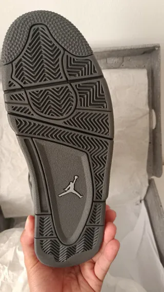 Jordan 4 Gris wet cement