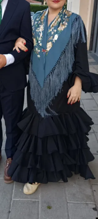 Vestido de flamenca negro con volantes