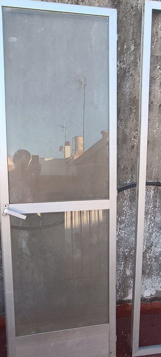 Puerta aluminio con cristal y marco