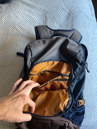 Mochila senderismo gris y marrón