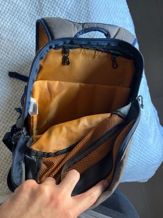 Mochila senderismo gris y marrón