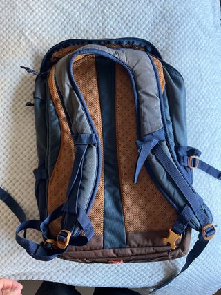 Mochila senderismo gris y marrón