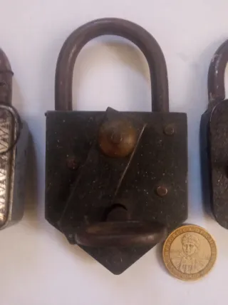 4 candados antiguos con llaves