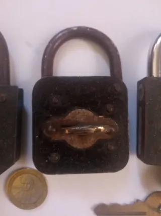 4 candados antiguos con llaves