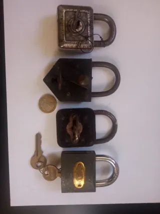 4 candados antiguos con llaves