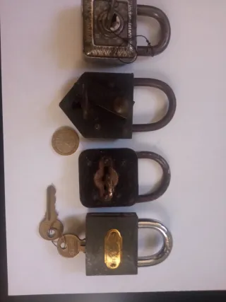4 candados antiguos con llaves