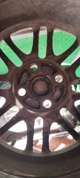 Llantas Ford Focus cuatro tornillos 15 pulgaas