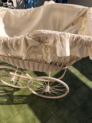 Cochecito de muñecas vintage de mimbre