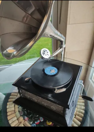 Gramófono antiguo con trompa plateada