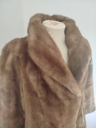 Abrigo vintage de piel de los años 80.