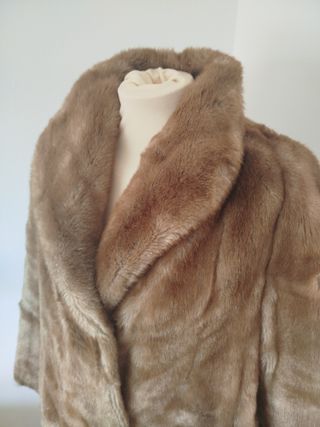 Abrigo vintage de piel de los años 80.