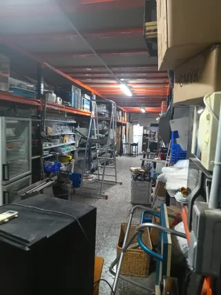 Maquina,mobiliario.vajilla. estanterias por cierre