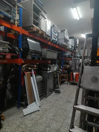 Maquina,mobiliario.vajilla. estanterias por cierre