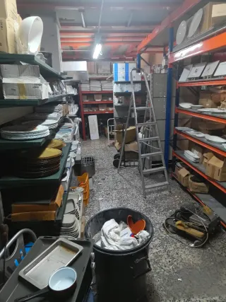 Maquina,mobiliario.vajilla. estanterias por cierre