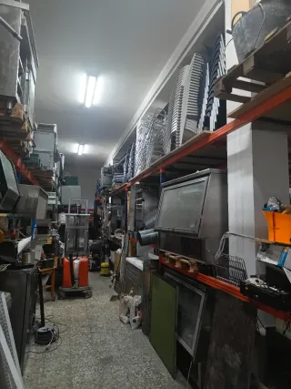 Maquina,mobiliario.vajilla. estanterias por cierre