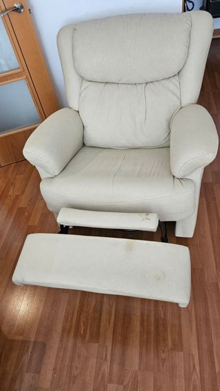 Sillón balancín de piel beige con reposapiés