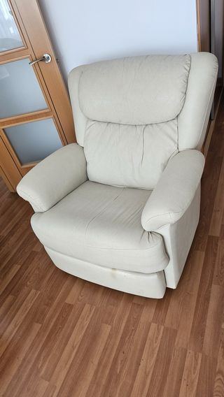 Sillón balancín de piel beige con reposapiés