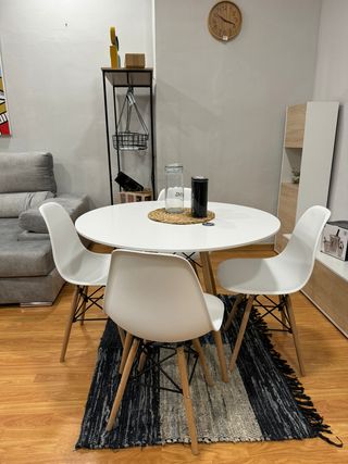 Mesa redonda blanca con 4 sillas