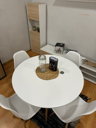 Mesa redonda blanca con 4 sillas