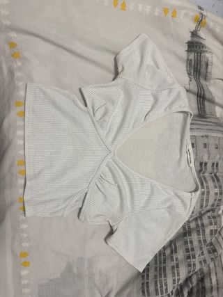 Tops mujer S/M blanco y rojo (precio 2,5€cada uno)