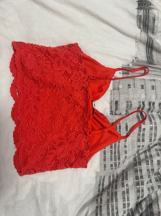 Tops mujer S/M blanco y rojo (precio 2,5€cada uno)
