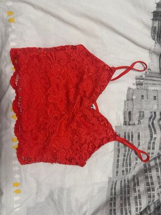 Tops mujer S/M blanco y rojo (precio 2,5€cada uno)