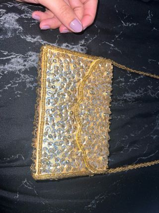 Bolso de fiesta dorado con pedrería
