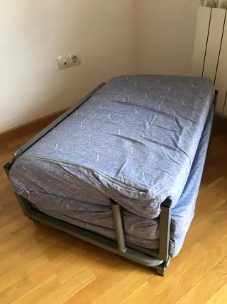 Cama plegable azul y gris