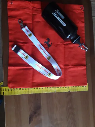 Gadget Ferrari: Borraccia,sacco 30x30,porta chiave