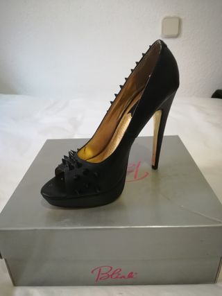 Zapatos tacón aguja con pinchos