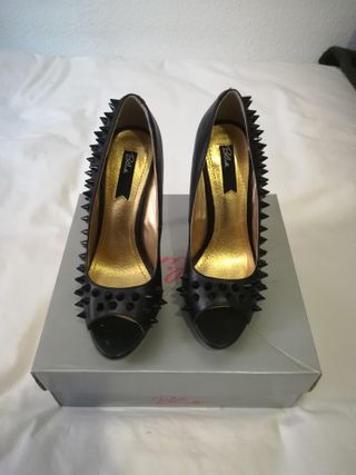 Zapatos tacón aguja con pinchos